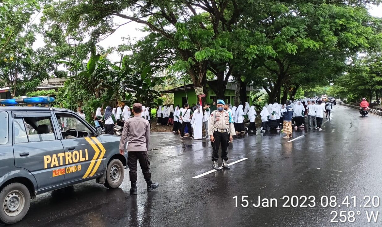 Jalan Sehat Bersholawat Pondok Pesantren Darussalam Bermi, Polsek Kuripan Lakukan Pengamanan