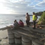 Kegiatan Patroli Polsek Batulayar di Wisata Pantai, Lakukan Ingatkan Utamakan Keselamatan