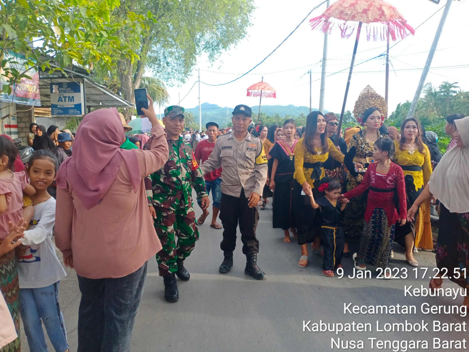 Tradisi Nyongkolan di Dusun Bakong Kebon Ayu, Polsek Gerung Kerahkan Pengamanan