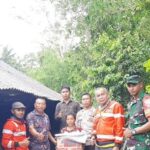 Dampak Cuaca Ektrem, TNI-Polri, Kades dan PMI Salurkan Bantuan di Desa Sekotong Timur