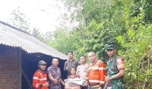 Penyaluran Bantuan Dampak Cuaca Ektrem di Desa Sekotong Timur , TNI-Polri, Kades dan PMI Turun Langsung