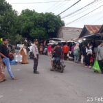 Polsek Labuapi Turunkan Personel Dalam Pengamanan dan pengaturan di pasar Tradisional Sore Paok Kambut