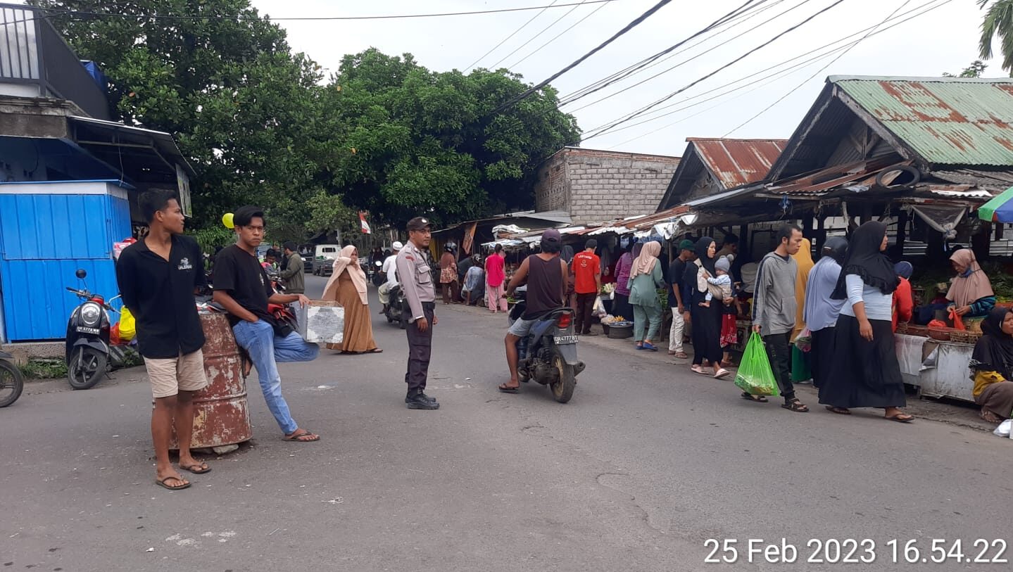 Polsek Labuapi Turunkan Personel Dalam Pengamanan dan pengaturan di pasar Tradisional Sore Paok Kambut