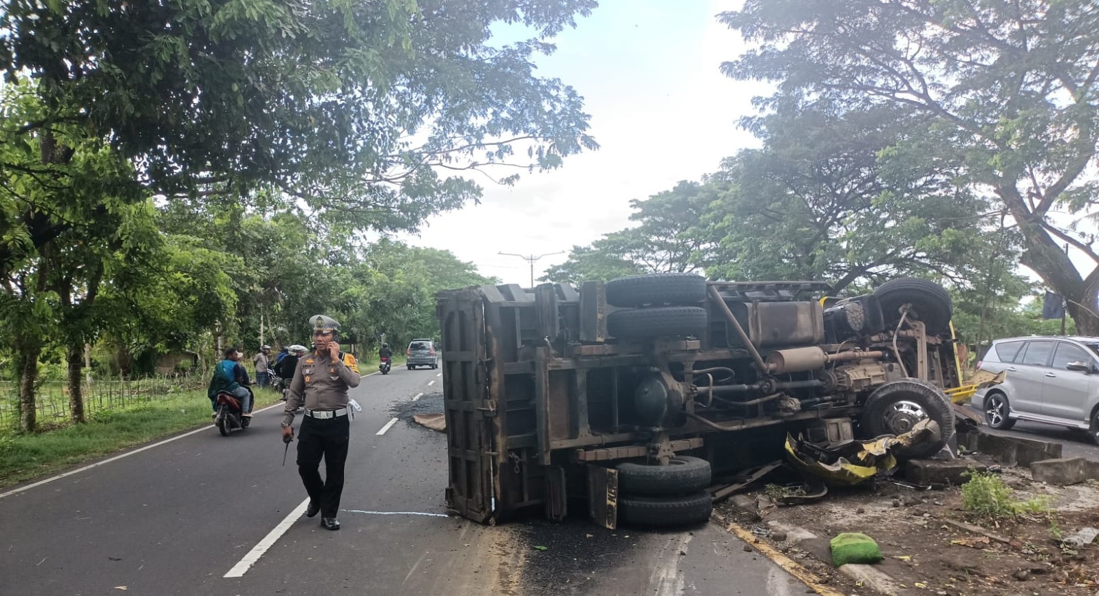 Sebuah Mobil Dump Truck bermuatan aspal curah mengalami Out Of Control