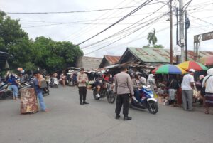 Pengamanan dan Pengaturan di Pasar Paok Kambut Desa Telagawaru, Polsek Labuapi Antisipasi Arus Lalulintas