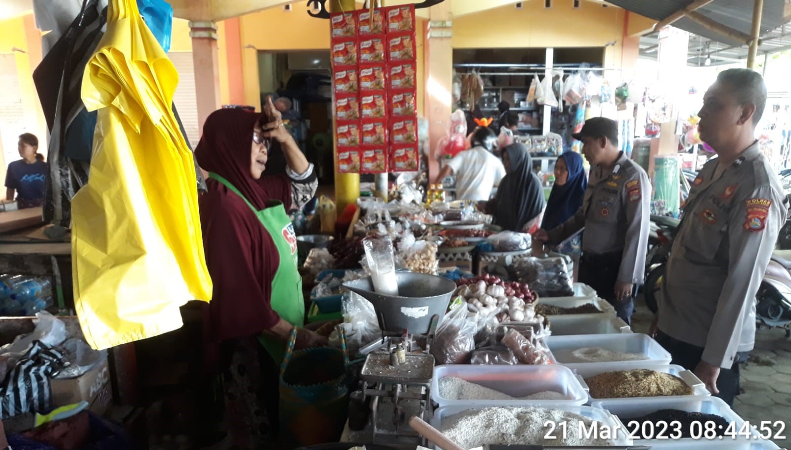 Pengecekan Ketersedian Stok Serta Harga Bahan Pokok Di Pasar Tradisional Desa Karang Bongkot