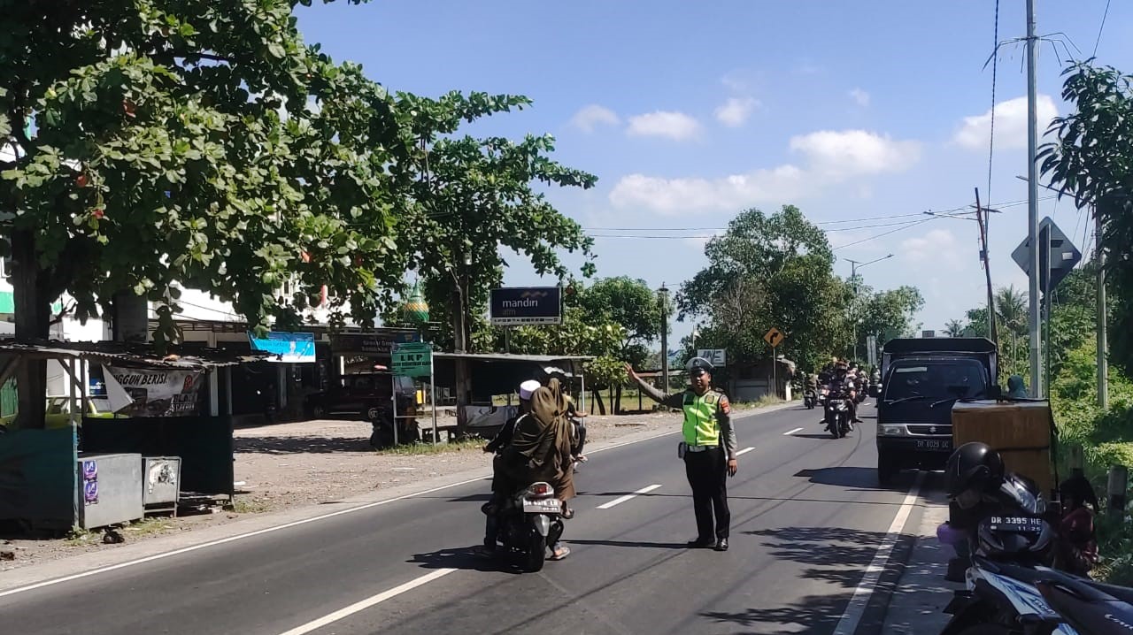 Polsek Kediri Lombok Barat Lakukan Pengamanan Masyarakat Berziarah di Pemakaman Umum