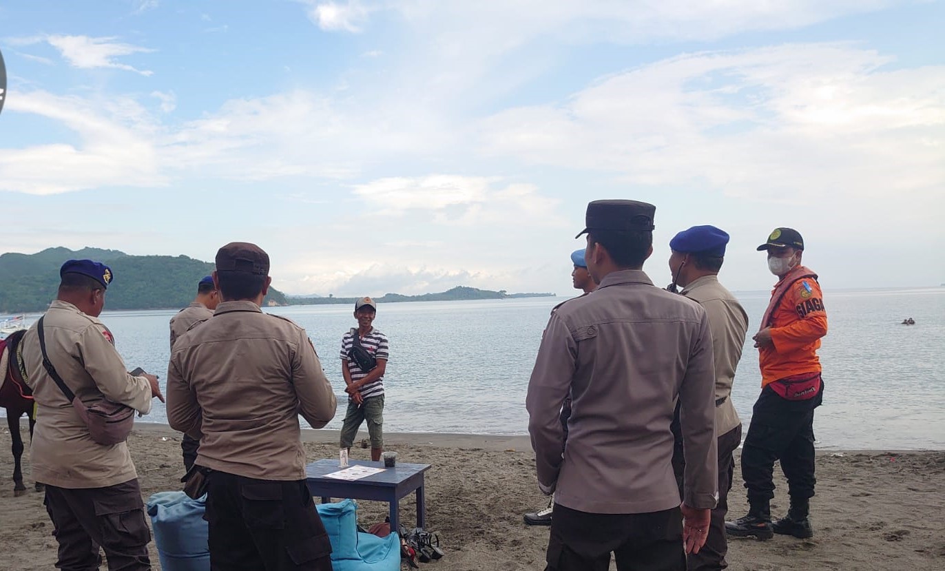 Anggota Polsek Lembar Gelar Patroli di Obyek Wisata Pantai Cemare