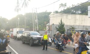 Polisi Himbau Peserta Nyongkolan di Desa Batulayar Barat Patuhi Aturan dan Jaga Keselamatan