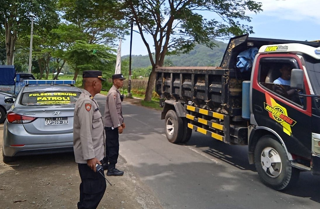 Polsek Gerung Lakukan Patroli di Objek Wisata Pantai Induk