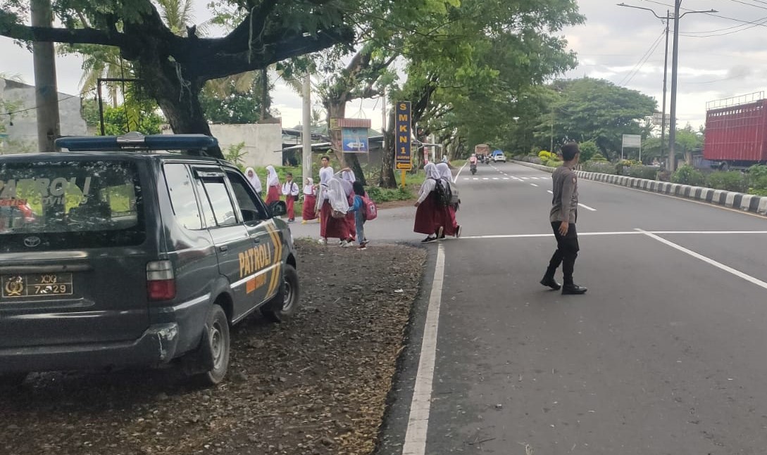 Polsek Kuripan Berjaga di Simpang 3 Sedayu, Ciptakan Keamanan dan Ketertiban Lalu Lintas di Pagi Hari