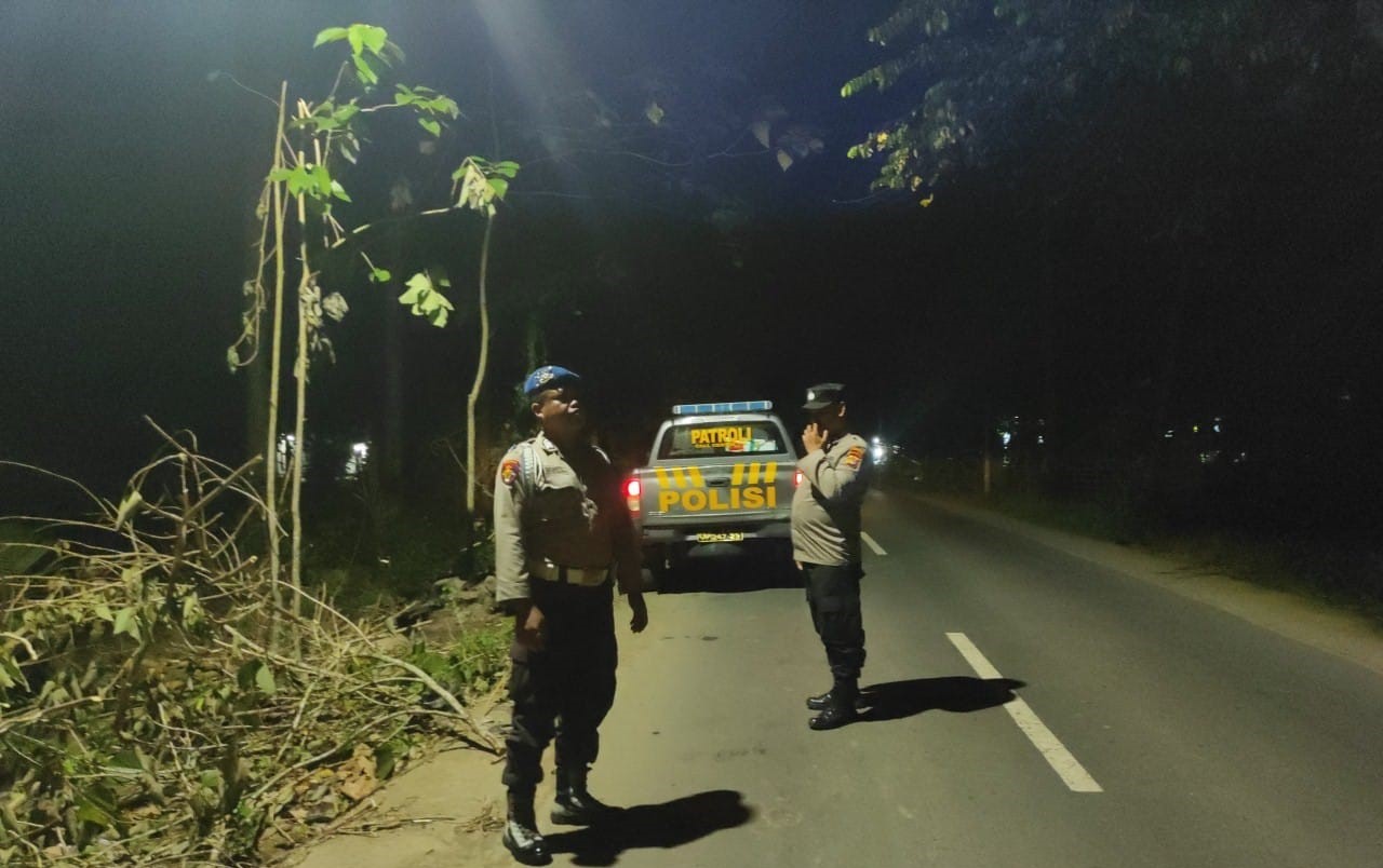 Polsek Lembar Lakukan Patroli Blue Light di Tiga Desa