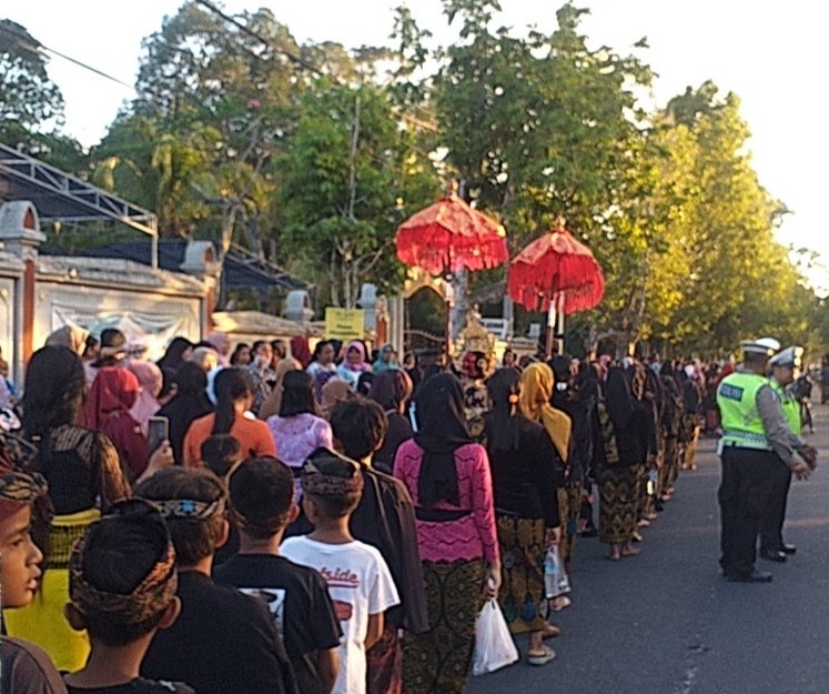 Bhabinkamtibmas di Lembar Lombok Barat Amankan dan Kawal Nyongkolan Hingga Tuntas