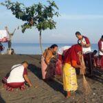 Bhayangkari Ranting Labuapi Gelar Kegiatan Bakti Sosial di Pantai Batas Senja II