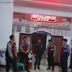 Kasat Samapta Polres Lombok Barat Pimpin Patroli Blue Light Skala Besar di Kantor KPU Lombok Barat