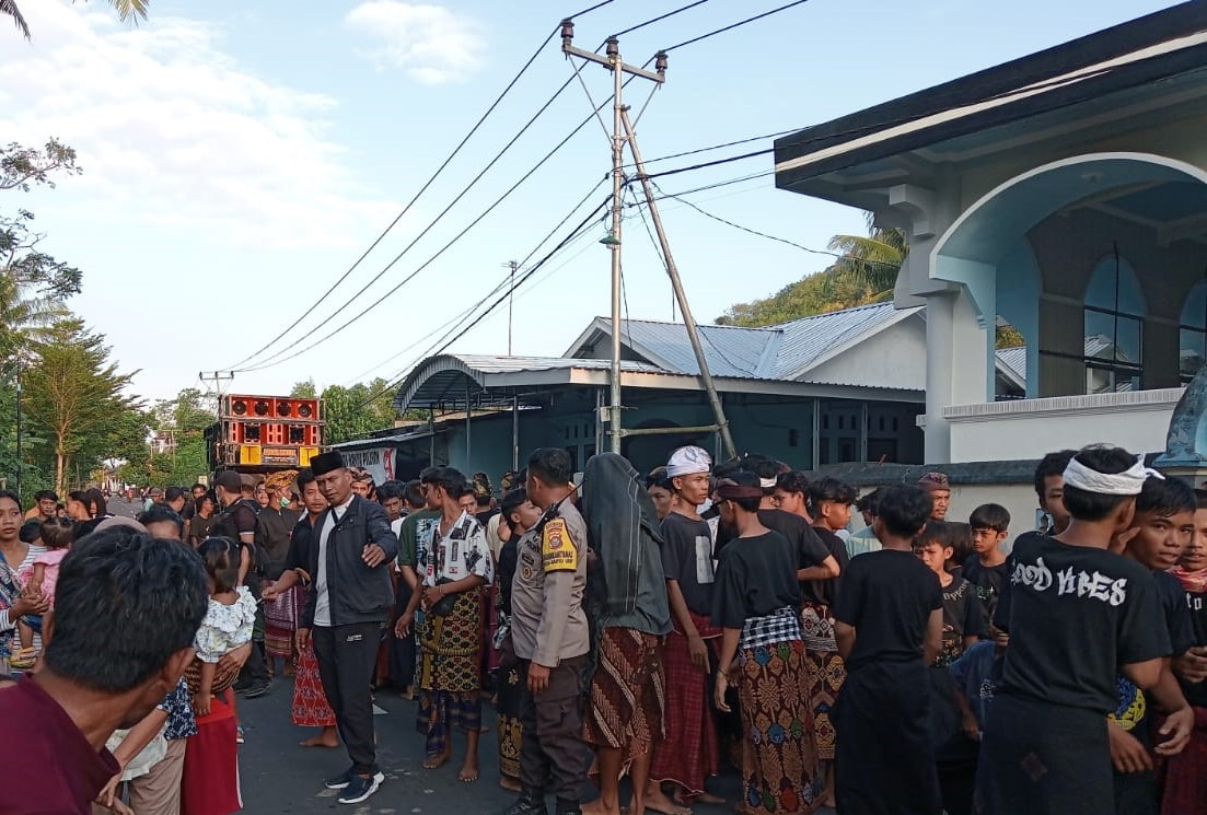 Pengamanan Dalam Kegiatan Tradisi Adat Nyongkolan di Desa Gumese Utara Berlangsung Kondusif