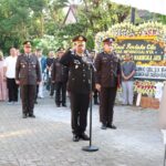 Polres Lombok Barat Gelar Upacara Pelepasan Almarhum Purn. Kombes Pol Drs. Dewa Maningka Jaya