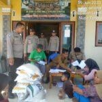 Polsek Kuripan Amankan Penyaluran Beras Kementerian Ketahanan Pangan RI di Desa Kuripan Timur