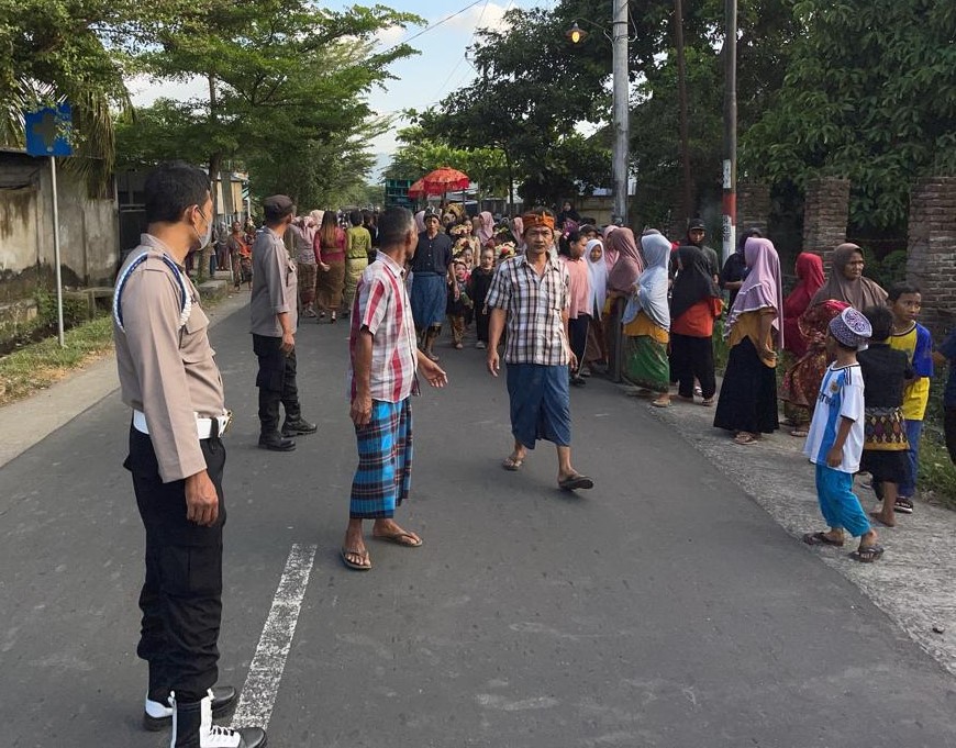 Polsek Kuripan Jaga Kondusifitas dan Kelancaran Kegiatan Nyongkolan di Dusun Pelulan