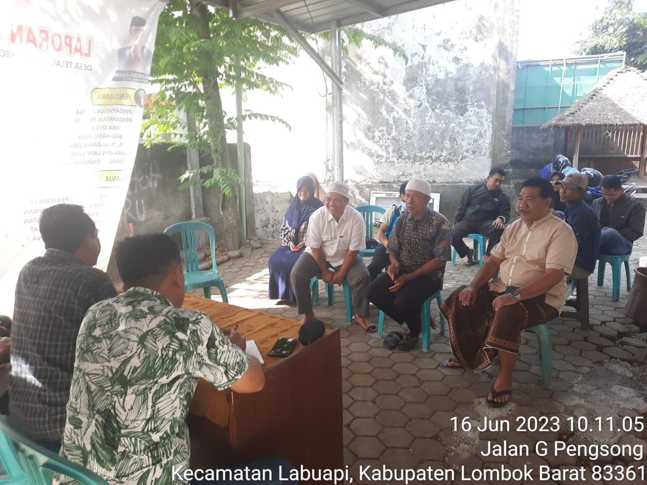 Sinergi Kepolisian dan Masyarakat Desa Telagawaru di Lombok Barat dalam Program Jumat Curhat