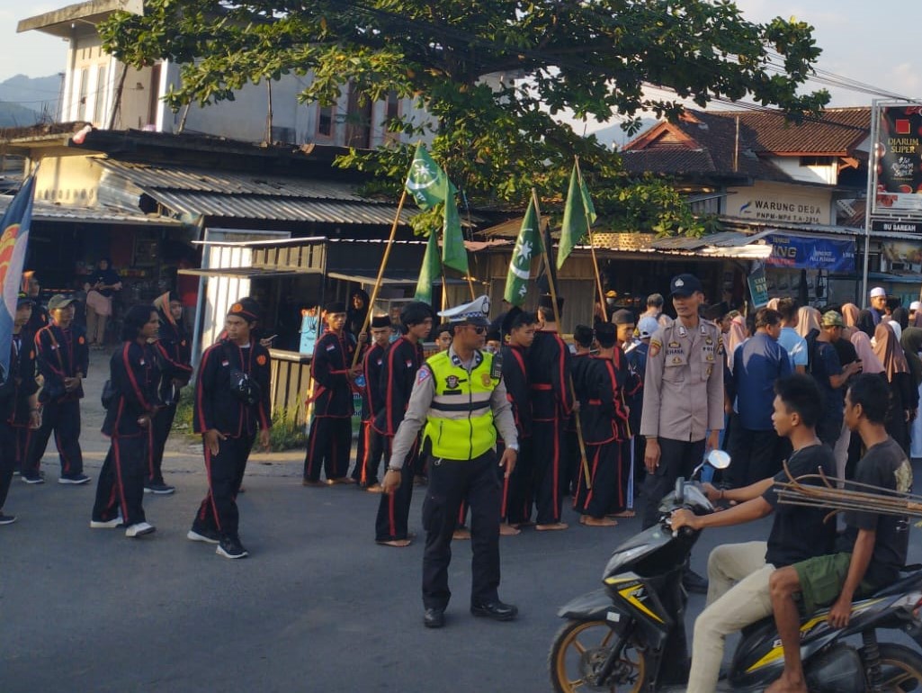 Polsek Batulayar Amankan dan Atur Lalu Lintas Saat Pawai Milad