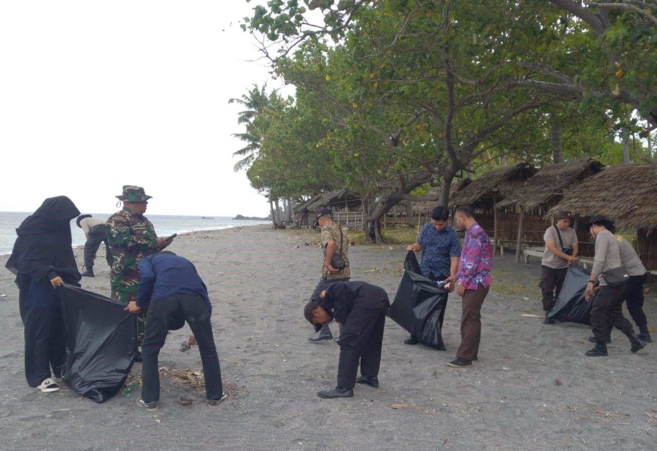 Polsek Batulayar dan Pemerintah Desa Senggigi Bersatu Bersihkan Pantai Kerandangan