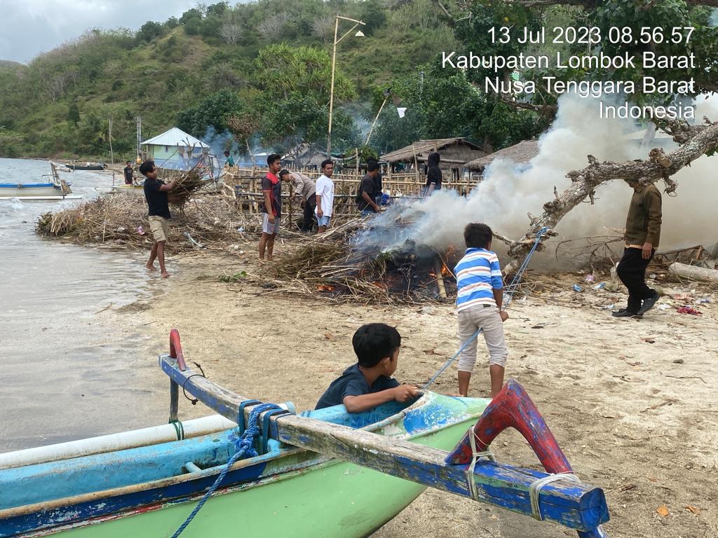 Polsek Sekotong Bersama Koramil Sekotong 1606 dan Warga Masyarakat Bersihkan Pantai di Sekotong