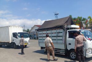 Polsek Kawasan Pelabuhan Lembar Periksa Kendaraan dan Penumpang di Dermaga III