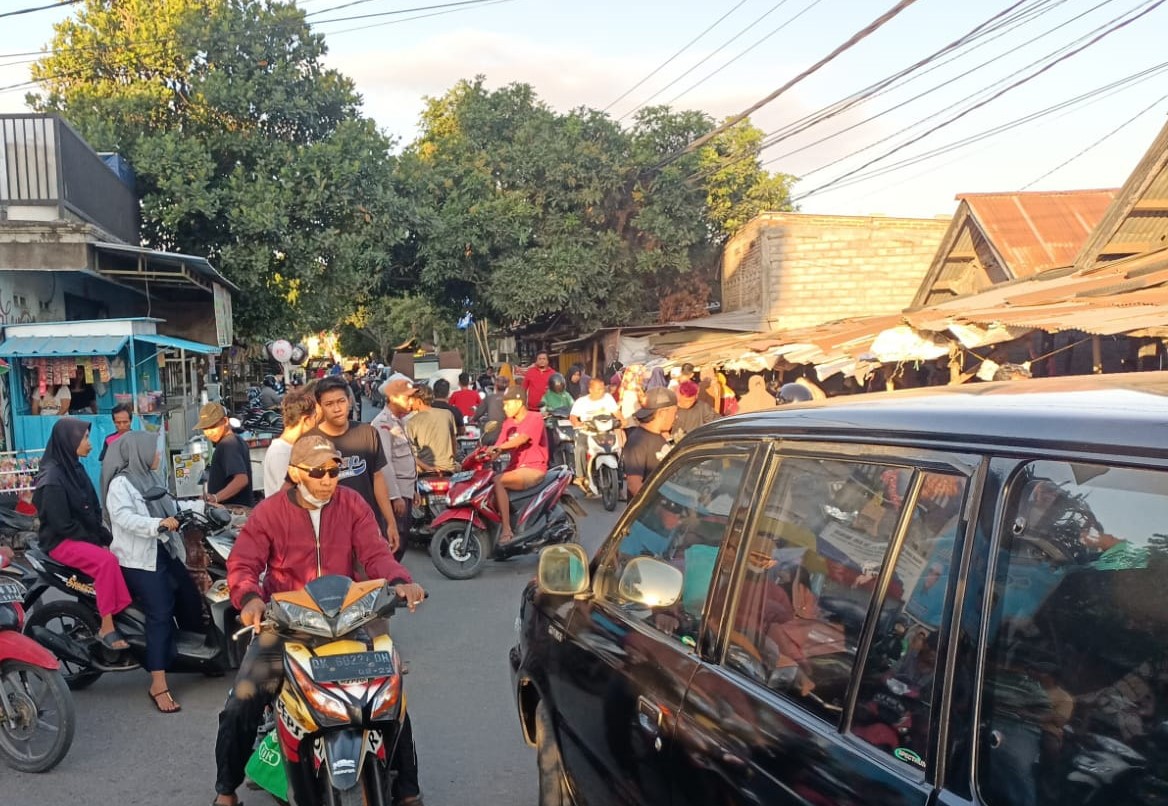 Polsek Labuapi Amankan dan Atur Lalu Lintas di Pasar Paok Kambut, Warga Merasa Aman dan Nyaman