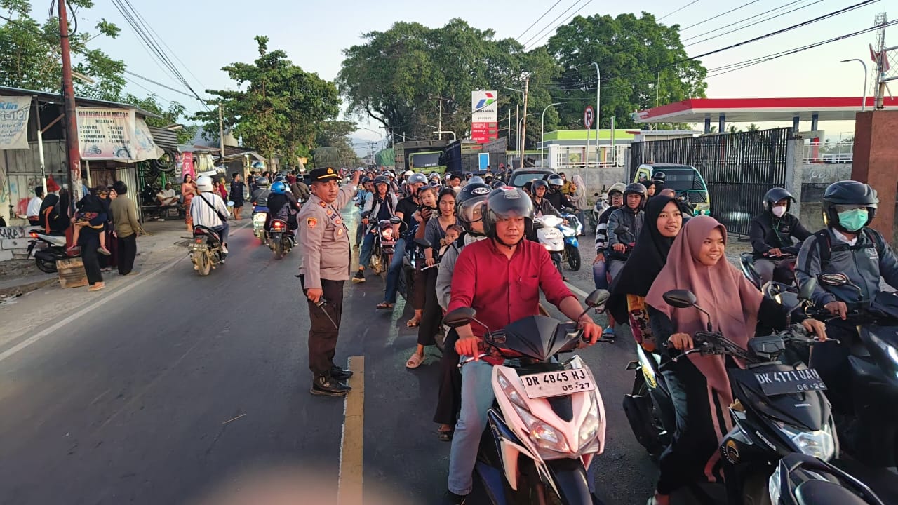 Polsek Labuapi Sigap Jaga Tradisi Adat Nyongkolan di Labuapi