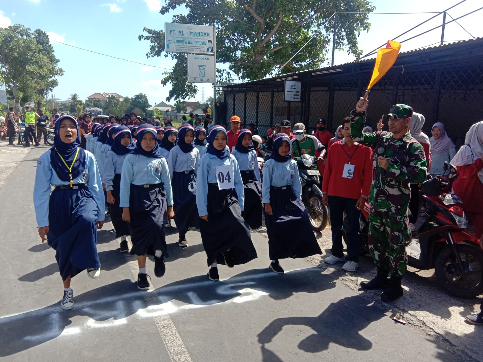 Ribuan Pelajar Labuapi Meriahkan Gerak Jalan HUT RI ke-78 di Labuapi