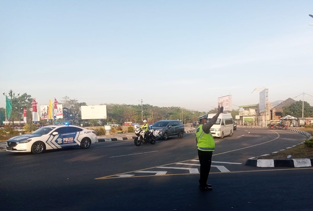 Sat Lantas Polres Lombok Barat Gelar Penerangan Keliling, Tegur Pelanggar Lalu Lintas