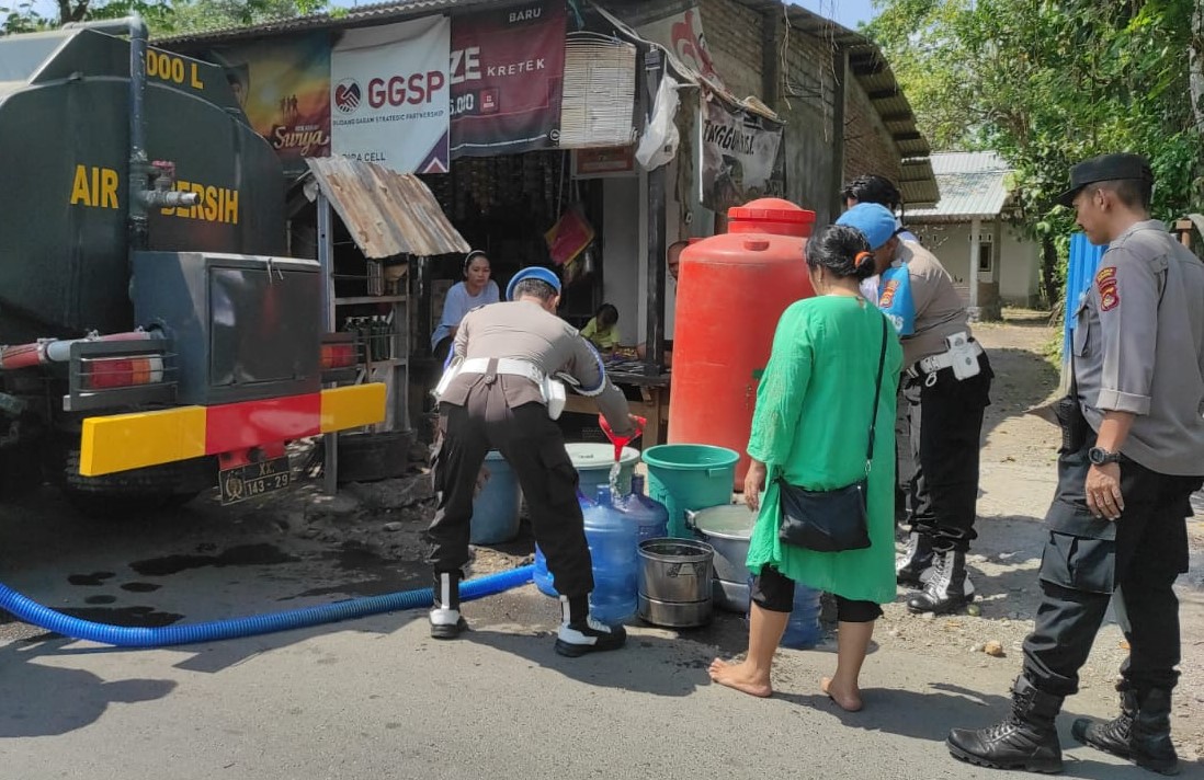 Polres Lombok Barat Bantu Air Bersih Warga Terdampak Kekeringan di Batu Banteng