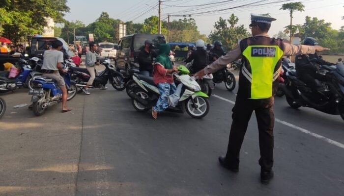 Polsek Kediri Urai Kemacetan dan Cegah Kecelakaan dengan Pengaturan Lalu Lintas Pagi