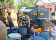 Perduli Warga Terdampak Kekeringan, Sat Samapta Polres Bima Salurkan Air Bersih di Desa Kalampa