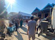 Anggota Sat Samapta Polres Sumbawa Barat Distribusikan Air Bersih Kepada Warga Seminar Salit