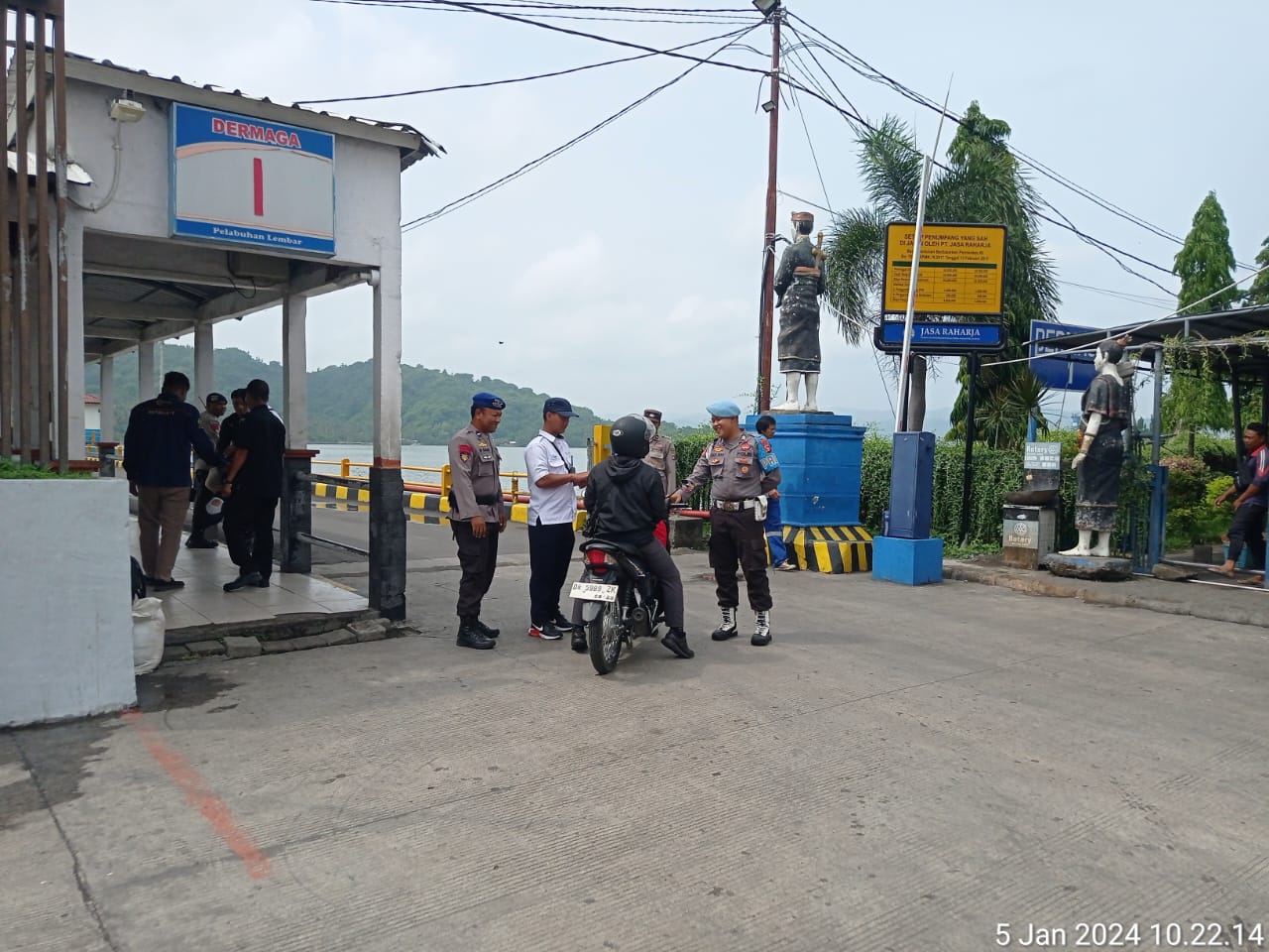 Polairud Polres Lombok Barat Gelar Patroli Jalan Kaki dan Polmas Air di Pelabuhan Lembar