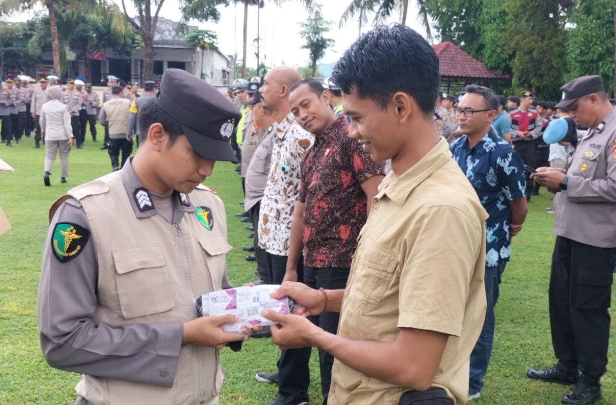 Subsatgas Dokkes Polres Lombok Barat Bagikan Bekal Kesehatan untuk Anggota dalam Operasi Mantap