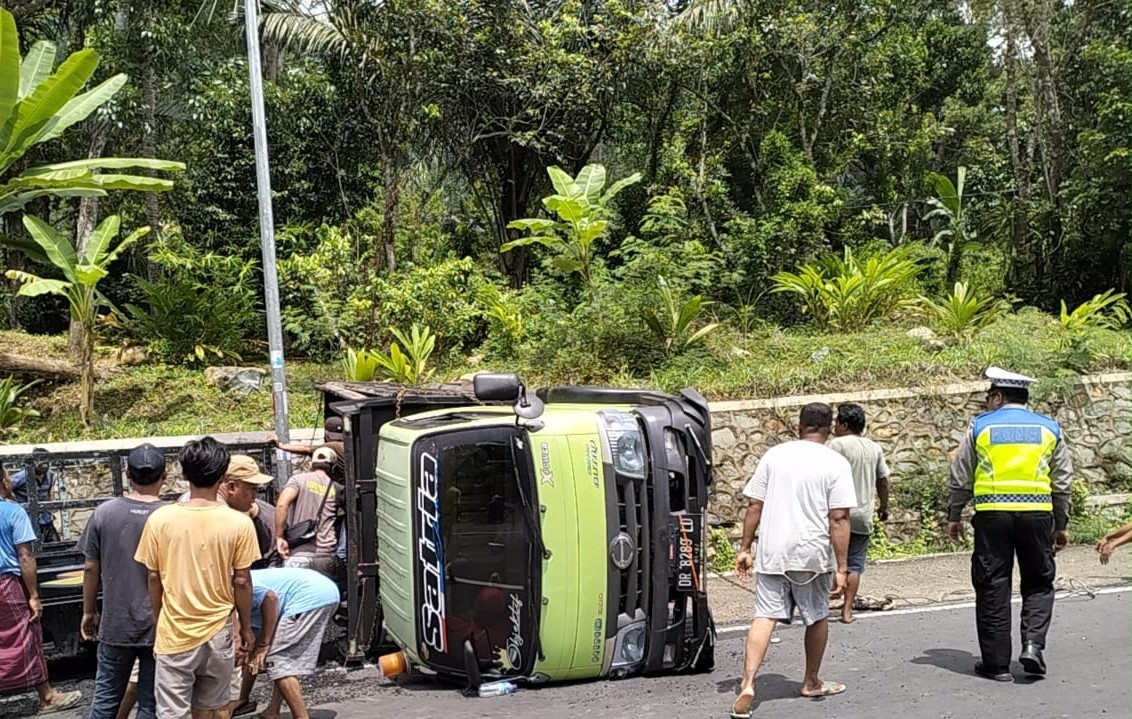 Truk Hino Terguling di Tikungan Maut Pusuk