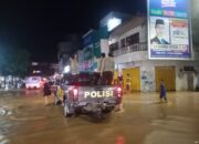 Respon Cepat Polsek Rasanae Barat Polres Bima Kota Bantu Evakuasi Warga dari Banjir