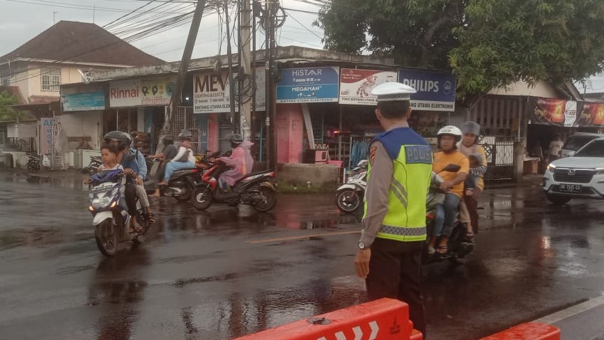 Polsek Batulayar Gelar Patroli Sore di Senggigi untuk Cegah Kemacetan dan Laka Lantas