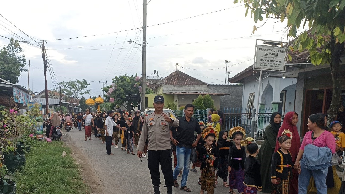 Polsek Gerung Pantau Tradisi Adat Nyongkolan di Desa Beleka