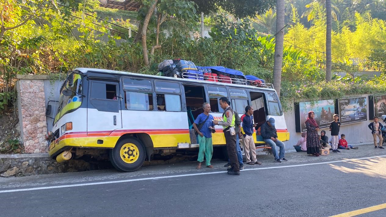 Kecelakaan Tunggal Mikrobus di Senggigi