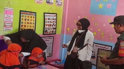 Cegah Penyakit Polio, Polsek Kediri Ajak Masyarakat Lombok Barat Imunisasi Anak