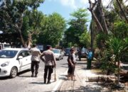 Cegah Pohon Tumbang, Polsek Batulayar Jaga Keamanan Jalan Raya Senggigi