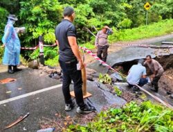 Akibat curah hujan tinggi ruas jalan amblas tidak bisa dilalui, Polsek Sekongkang memasang garis Pengaman