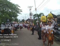Sinergitas TNI-Polri di Desa Sukamaju Laksanakan Pengamanan Kegiatan Keagamaan di Pura Penataran Ped