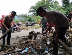 Tim Gabungan dan Warga Gotong-Royong Bersihkan Sisa Banjir di Wera