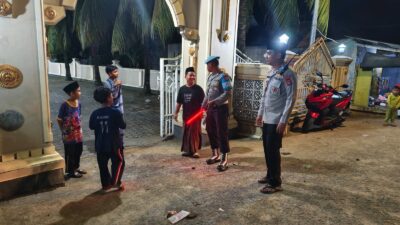 Polsek Lembar Amankan Lalu Lintas Masjid Saat Tarawih Ramadan