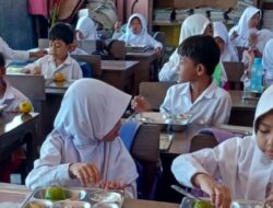 Polsek Kuripan Kawal Penyaluran Makan Bergizi Gratis di Lombok Barat